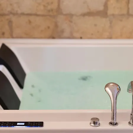 Dama Luxury Con Jacuzzi 펜션 비쉘리에