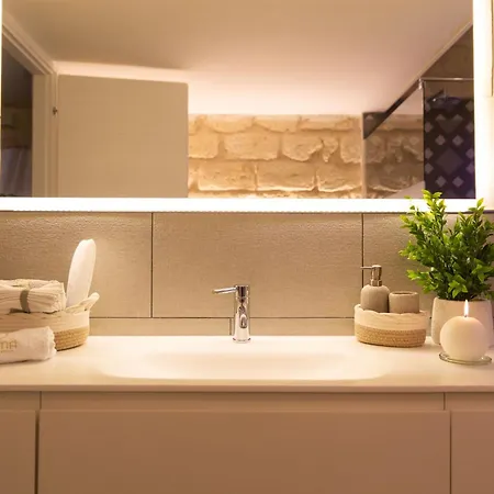 Dama Luxury Con Jacuzzi 펜션 비쉘리에