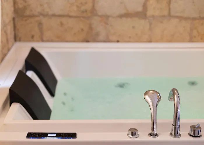 Dama Luxury Con Jacuzzi 펜션 비쉘리에